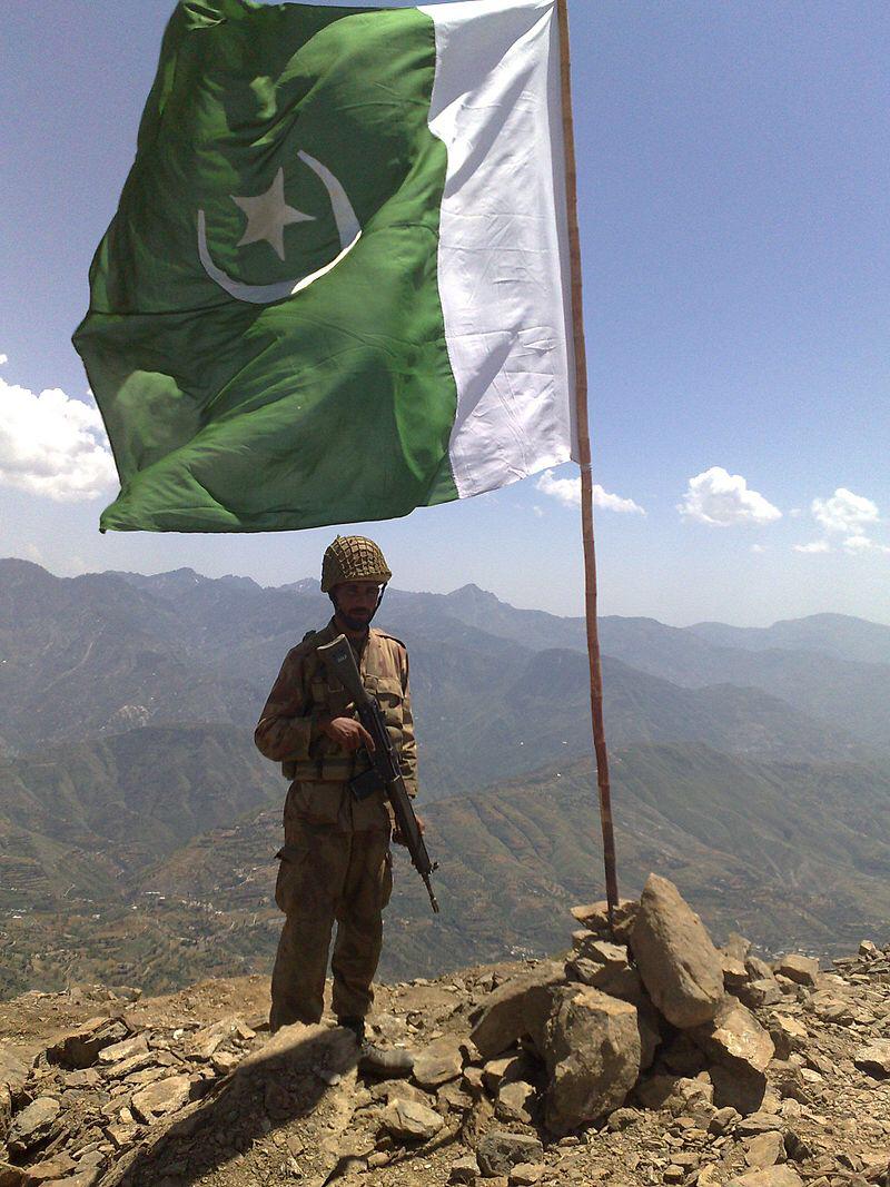 Pakistan Armed Forces hoist the Pakistan flag at the highest point of the Valley