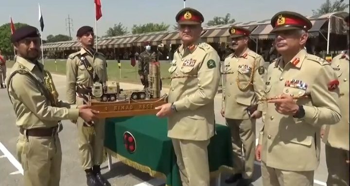 COAS being briefed on the state-of-the-art strategic weapons system by Commander Army Air Defense Command, Lieutenant General Hamood uz Zaman Khan